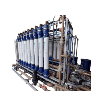 Vista lateral do Sistema industrial de microfiltração e ultrafiltração por membranas com módulos verticais desenvolvido pela PAM Membranas Seletivas