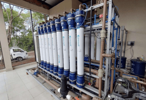 Vista lateral do Sistema industrial de microfiltração e ultrafiltração por membranas com módulos verticais desenvolvido pela PAM Membranas Seletivas